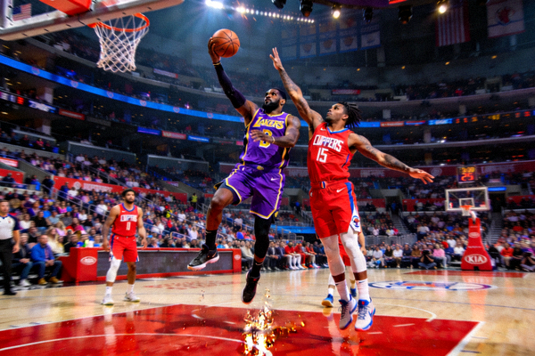 NBA篮球比赛激烈对抗场景图片
